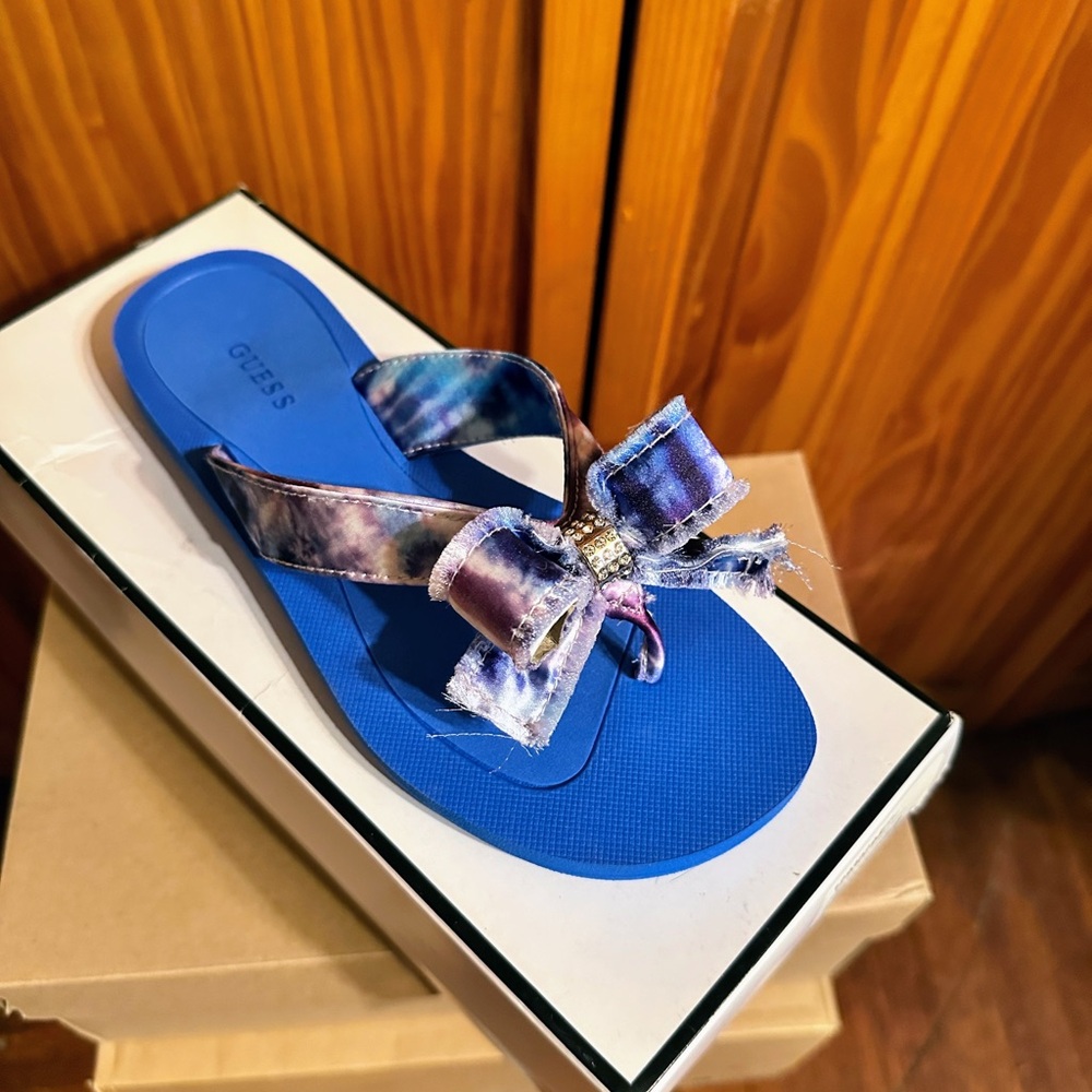 *NWB* Guess blue multi color fabric Sandals with Bow Accent🩴